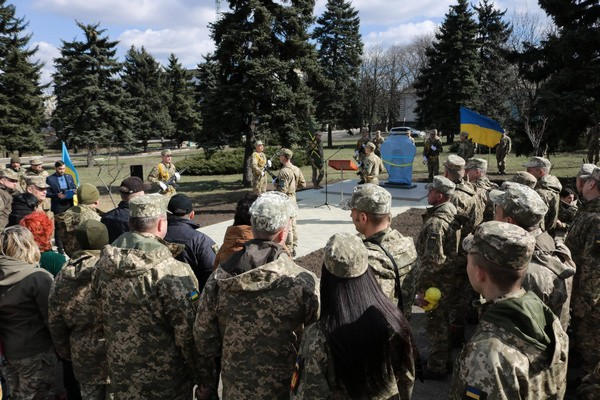 В Марьинке торжественно открыли памятник воинам, погибшим во время обороны города