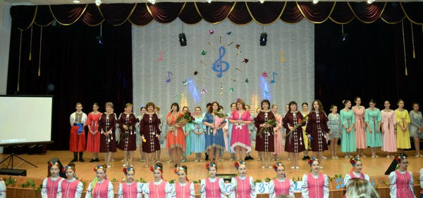 Жителей Угледара порадовали ярким отчетным концертом народного вокального ансамбля «Берегиня»