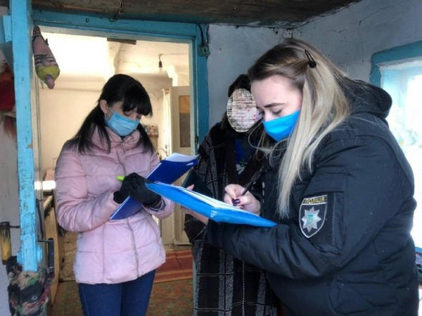 В Марьинском районе полицейские проверяют проблемные семьи