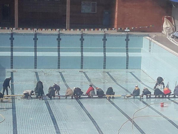 В Курахово проводится масштабная очистка и ремонт бассейна в СК «Олимпийский»