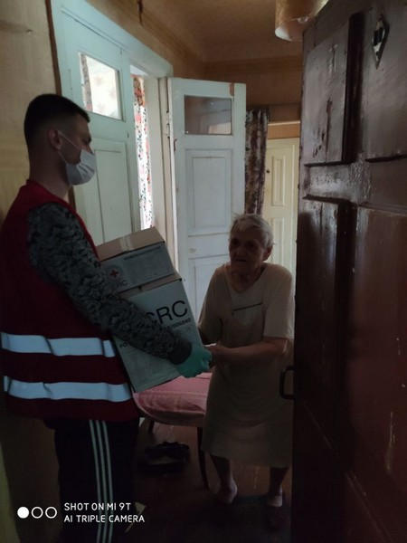 В связи с карантином жителям Курахово раздают продукты питания и гигиенические наборы