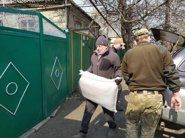 Военные доставили уголь жителям Марьинки и Красногоровки