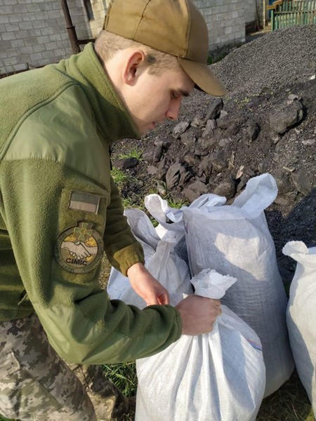 Военные доставили уголь жителям Марьинки и Красногоровки