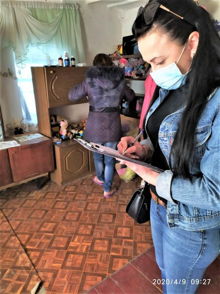 В Великоновоселковском районе соцработники проверили семью, в которой отец сам воспитывает ребенка