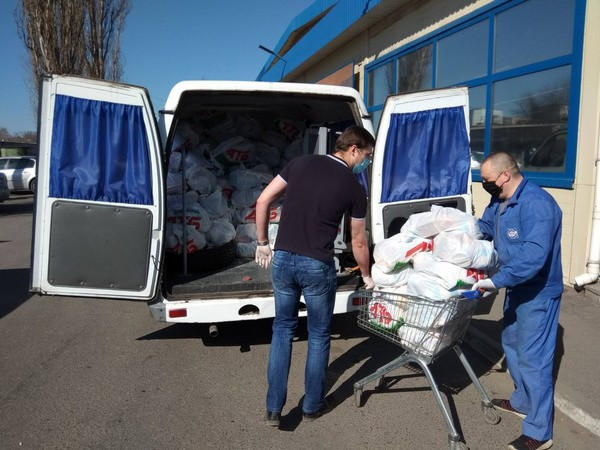 В связи с карантином жителям Марьинского района раздают бесплатные продуктовые наборы