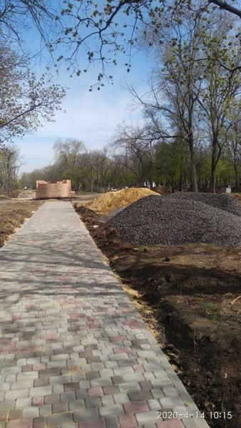 В Курахово продолжается реконструкция парка «Юбилейный»