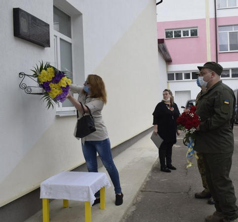 В Угледаре почтили память военнослужащего, погибшего в 2014 году