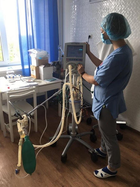 Больница в Угледаре получила аппарат ИВЛ для лечения больных с коронавирусом