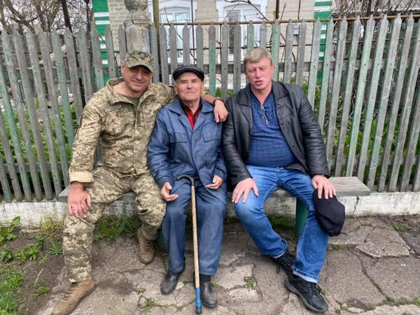 Военные продолжают обеспечивать углем жителей Марьинского района
