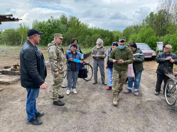 Военные продолжают обеспечивать углем жителей Марьинского района