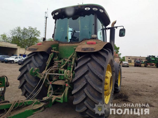 В Марьинском районе в поле подорвался трактор