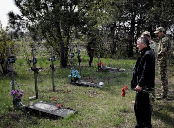 В Марьинском районе военнослужащие почтили память погибших побратимов