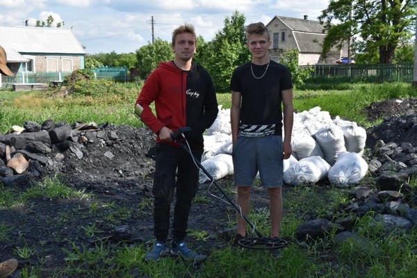 Военные подарили молодежи из Марьинского района миноискатель