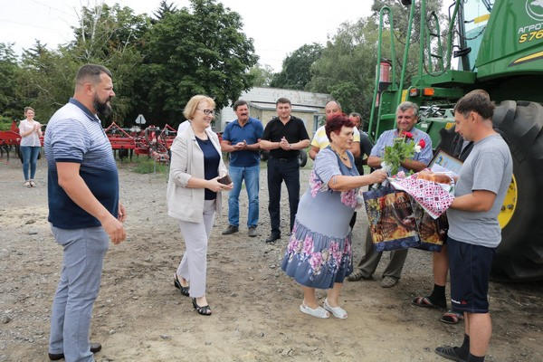 В Марьинском районе поздравили комбайнеров, которые намолотили первую тысячу тонн зерна