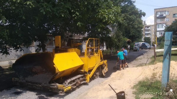 В Курахово продолжается ямочный ремонт дорог