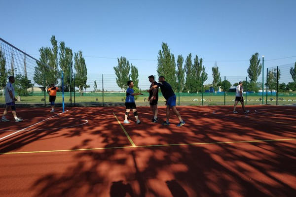 В Угледаре прошел открытый турнир по парковому волейболу