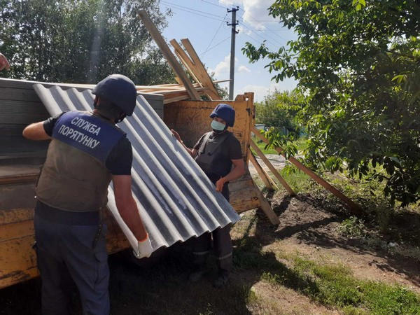 В Марьинском районе восстанавливают дома, поврежденные в результате обстрелов