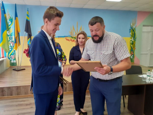 Глава Марьинского района поздравил выпускника Кураховского лицея, который набрал 200 баллов на ВНО