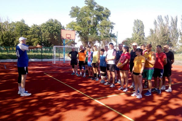 В Угледаре прошел открытый турнир по парковому волейболу