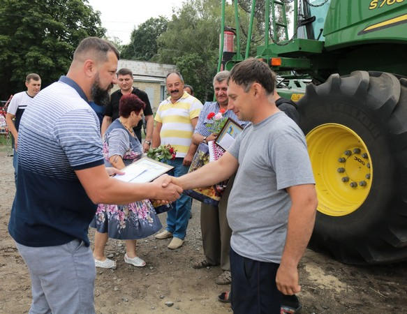 В Марьинском районе поздравили комбайнеров, которые намолотили первую тысячу тонн зерна