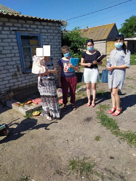 Соцработники показали, в каких условиях живут дети в Великоновоселковском районе
