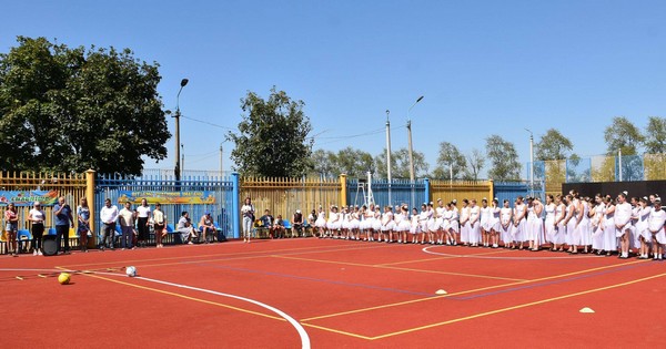В Угледаре торжественно открыли новую мультифункциональную спортивную площадку