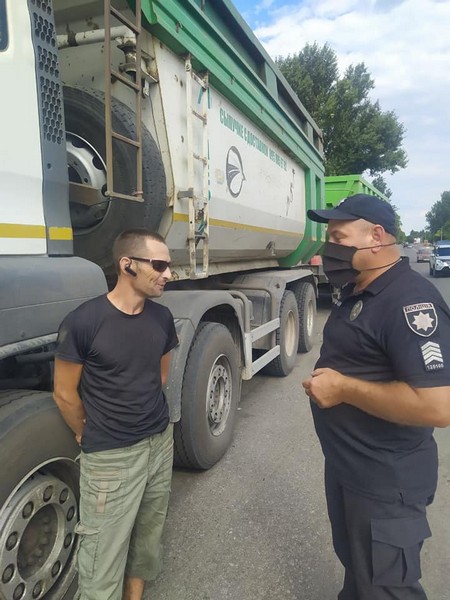 В Марьинском районе полицейские проводят профилактические рейды с водителями многотонных транспортных средств