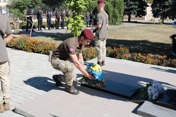 В прифронтовой Марьинке отметили День памяти защитников Украины