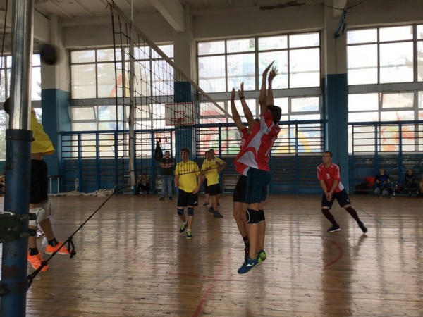 В Курахово состоялся яркий волейбольный турнир