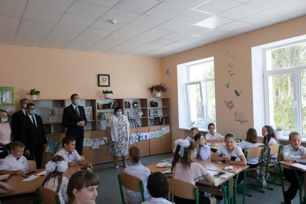 В Красногоровке торжественно открыли капитально отремонтированную школу