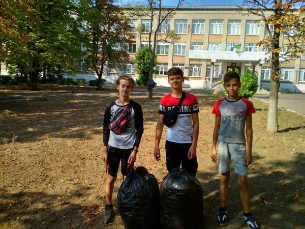 Школьники Угледара приняли участие во Всемирном дне уборки
