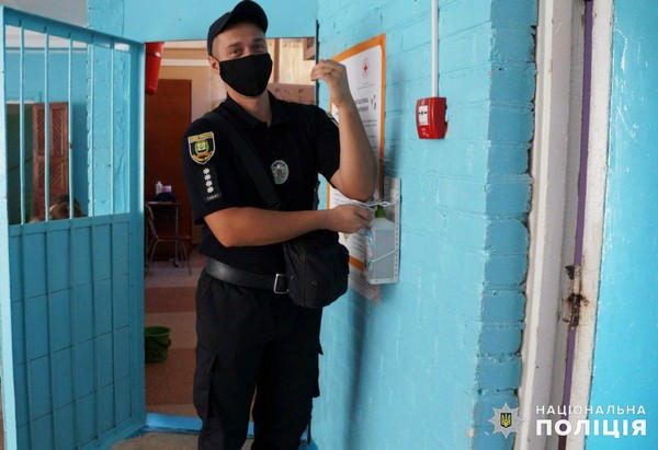 В Угледаре полицейские проверяют, как в учебных заведениях соблюдают правила карантина
