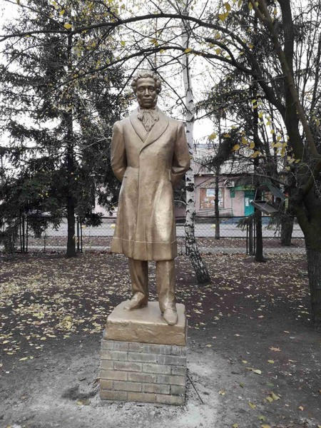 В прифронтовой Марьинке отреставрировали памятник Александру Пушкину