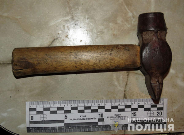 Житель Марьинки с помощью молотка и ножа убил своего товарища, а труп спрятал в канализационном колодце