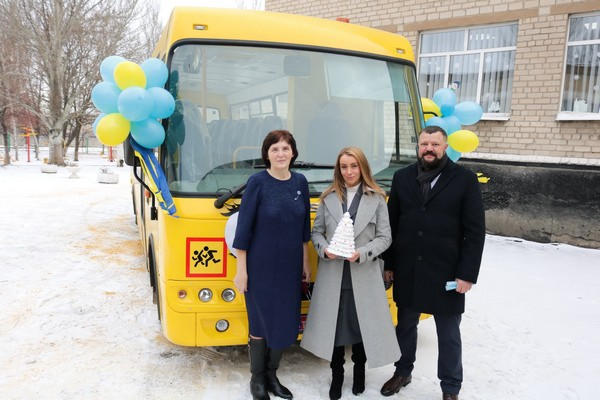 Школа в прифронтовой Марьинке получила новый автобус