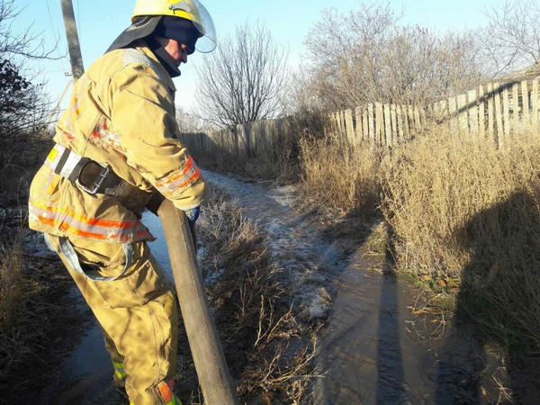 Как ликвидируют масштабную аварию на водопроводе в Красногоровке