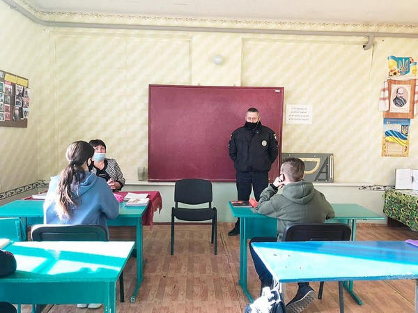 В школах Марьинского района продолжают бороться с буллингом и кибербуллингом