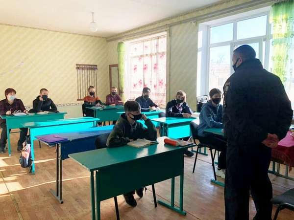 В школах Марьинского района продолжают бороться с буллингом и кибербуллингом