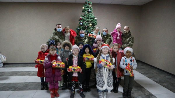 По случаю Дня Святого Николая дети прифронтовой Марьинки получили подарки от пограничников