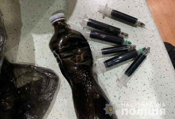 В Марьинском районе задержали банду наркоторговцев, которые продавали особо опасные наркотики