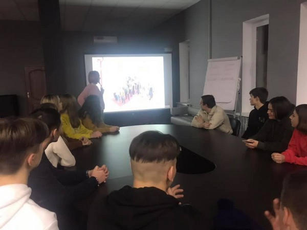В Курахово для молодежи организовали круглый стол на тему СПИДа