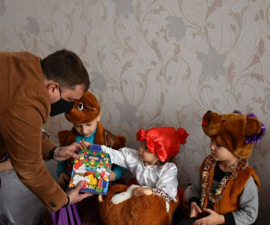 Дети из прифронтовых сел Угледарской ОТГ получили новогодние подарки