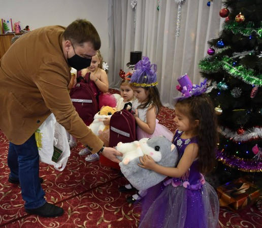 Дети из прифронтовых сел Угледарской ОТГ получили новогодние подарки