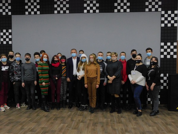 В Курахово открылся современный молодежный центр «380 вольт»