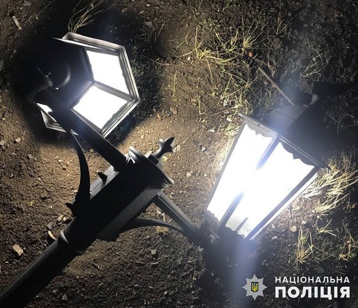 В Угледаре пьяный 20-летний парень уничтожил десять уличных фонарей
