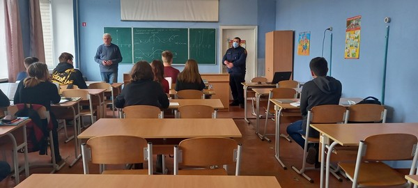 В Великой Новоселке спасатели проводят профилактические беседы со школьниками
