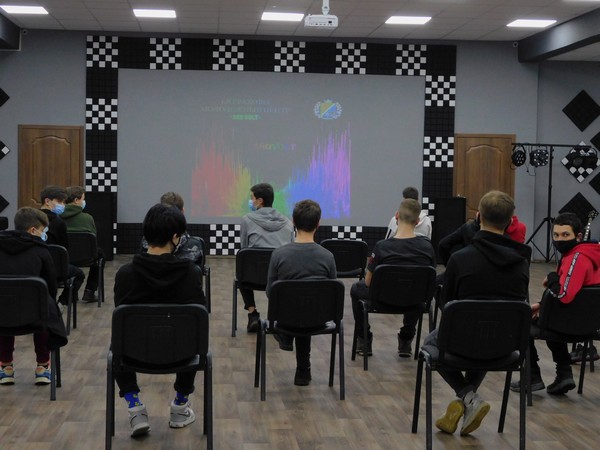 В Курахово открылся современный молодежный центр «380 вольт»