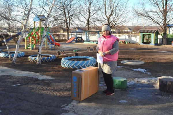 В детские сады Кураховской и Марьинской громад доставили игровые наборы для малышей