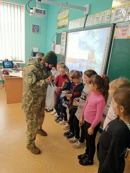 Военнослужащие поздравили школьниц прифронтовой Красногоровки с 8 Марта