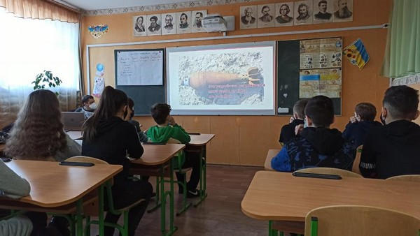 Школьникам прифронтовой Марьинки напомнили правила минной безопасности